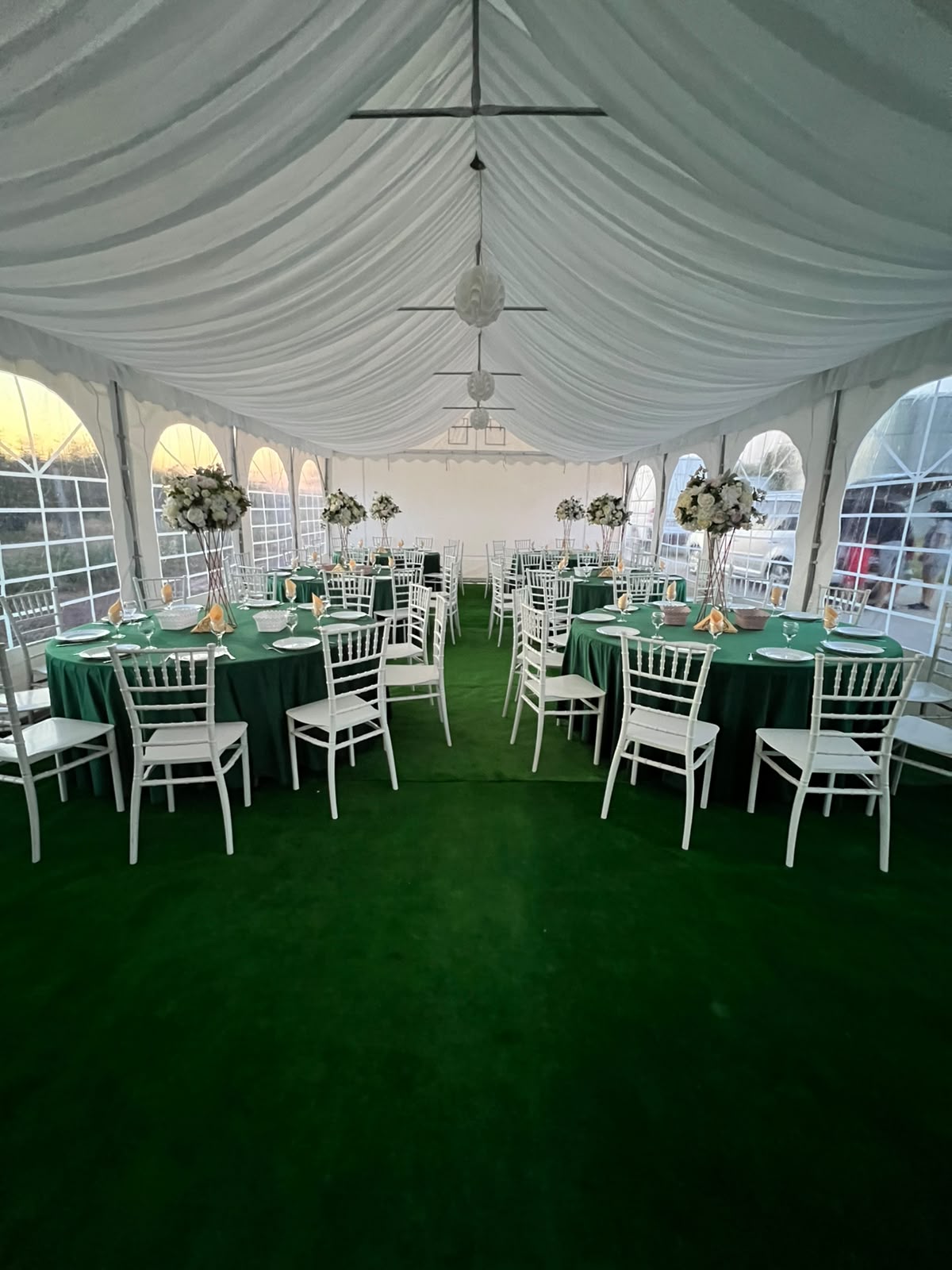 Detalii de mobilier și veselă pentru eveniment